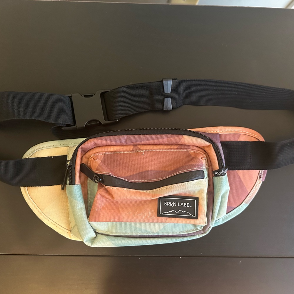 Brkn Label Fannie Pack